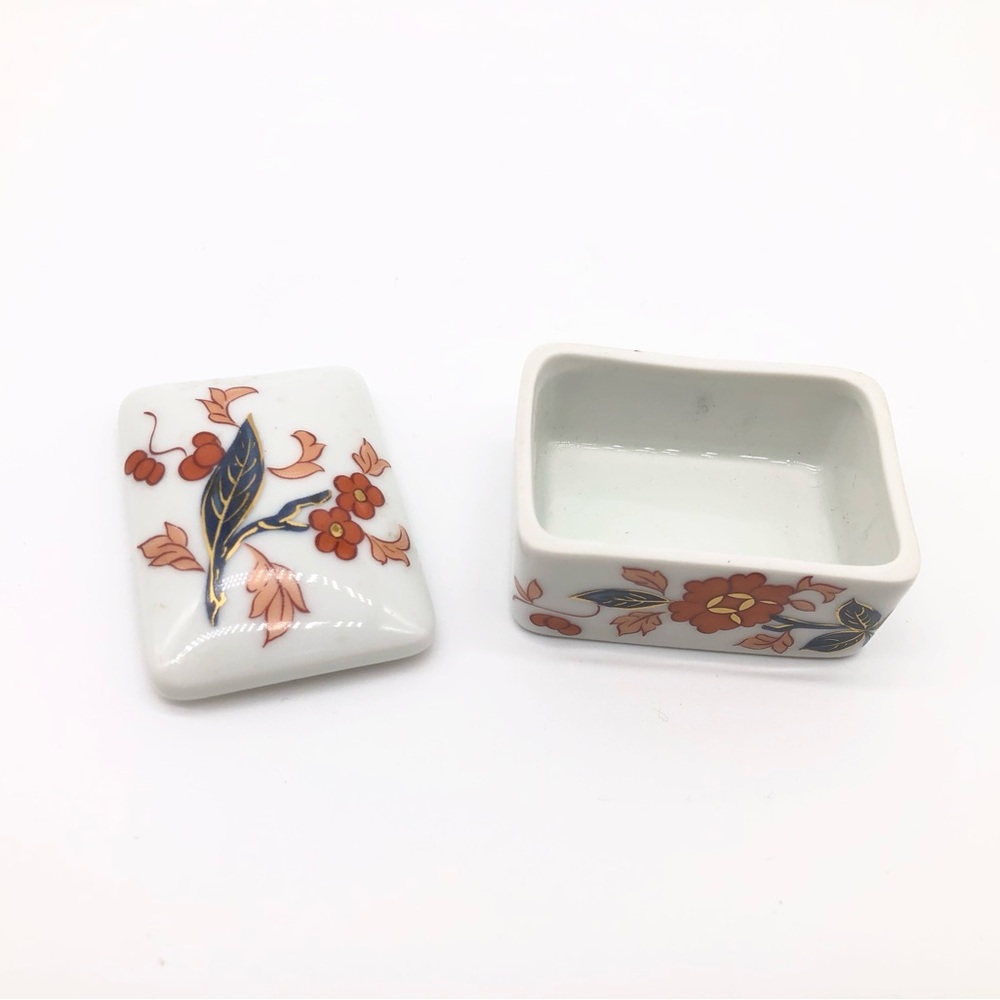 Vintage Porcelaine de Paris Decor Yunam Limoges Trinket or Pill Box 2"X1.5"